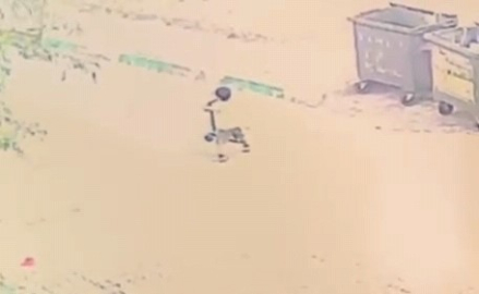 Scootera binen çocuğun üzerinden otomobil geçti