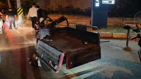 Otomobil elektrikli motosiklete çarptı: 3 yaralı