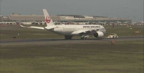 Japonya’da motoru arızalanan yolcu uçağı, tek motorla acil iniş yaptı