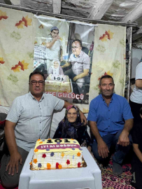 Köy halkı 101 yaşına giren kadına pasta kesti