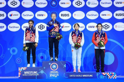 Milli güreşçi Esrin Baş, dünya ikincisi