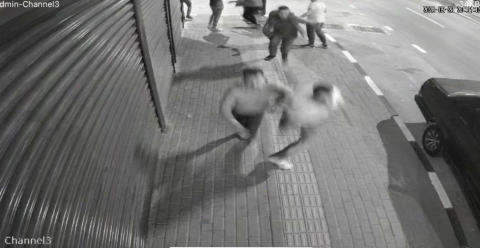 Kalabalığın arasına daldı, husumetlisini başından böyle vurdu