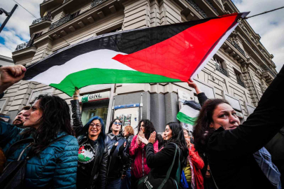 İtalya’da Küresel Sumud Filosu için başlatılan greve destek veren binlerce kişi sokağa döküldü