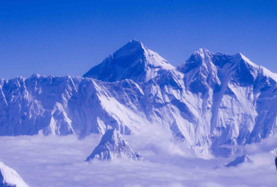 Everest’te kurtarılmayı bekleyen 200 dağcı tahliye edildi