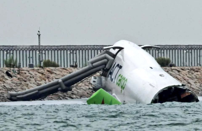 Hong Kong’a inişi sırasında pistten çıkan kargo uçağı denize sürüklendi