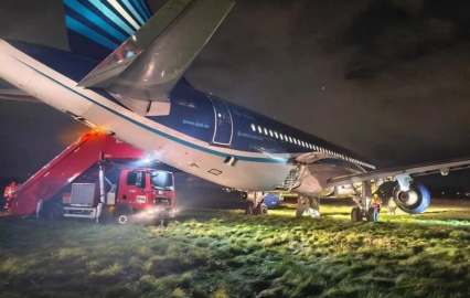 Azerbaycan Hava Yolları’na ait uçak, teknik arıza nedeniyle zorunlu iniş yaptı