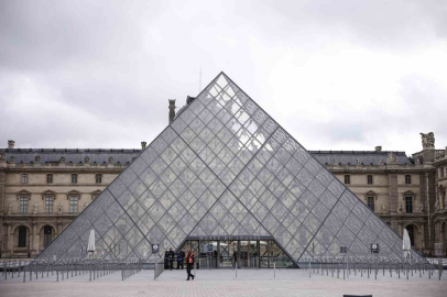 Louvre Müzesi’nden çalınan mücevherlerin değeri 88 milyon euro