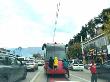 Tramvayın arkasına tutunup ölümle burun buruna geldiler