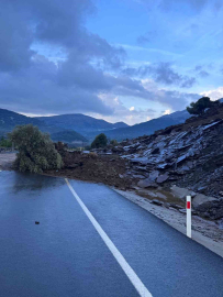 Gökçeada’da sel; bazı iş yerleri ve evler sular altında kaldı toprak kayması yolları kapattı
