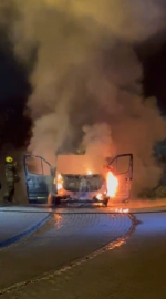 Gözleri önünde minibüs alev alev yandı