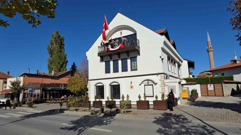 Kosovalı 102 kadın, Türkiye Cumhuriyeti’nin kuruluşunun 102. yıldönümü için bayrak ördü