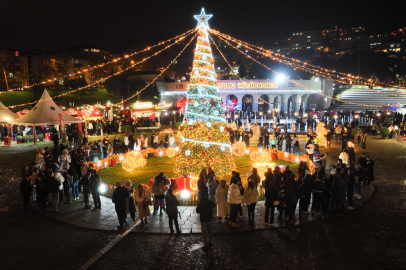 Yeni yıl coşkusu, ‘Bursa Yeni Yıl Meydanı’nda yaşanıyor