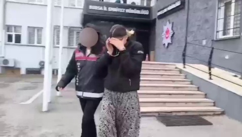 107 suç kaydı olan kadın hırsız, polis baskınında baza altında yakalandı
