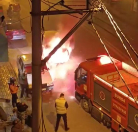 Seyir halindeki otomobil küle döndü