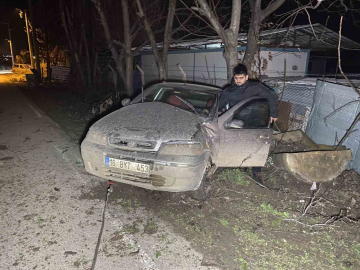 Kontrolden çıkan otomobil ağaca çarptı: 4 yaralı