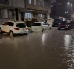 İnegöl’de sağanak hayatı felç etti: Bir sürücü, aracına sandalyeyle böyle bindi