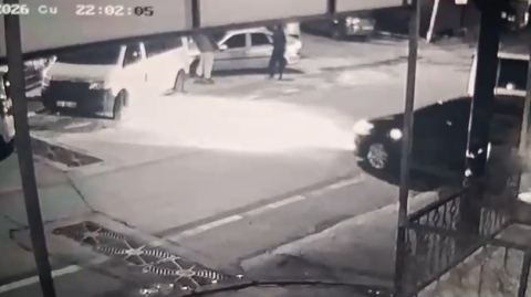 Bursa’da 2 kişinin ağır yaralandığı silahlı saldırı kameraya yansıdı