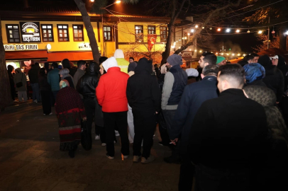 Bursalılar sahurda tarihi meydanda buluştu