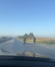Bursa’da motosiklet sürücülerinin tehlikeli yolculuğu kamerada
