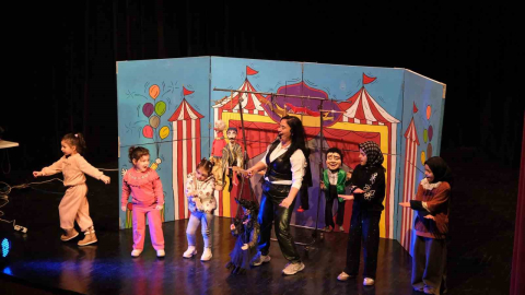 Yıldırımlı çocuklara kukla gösterisi