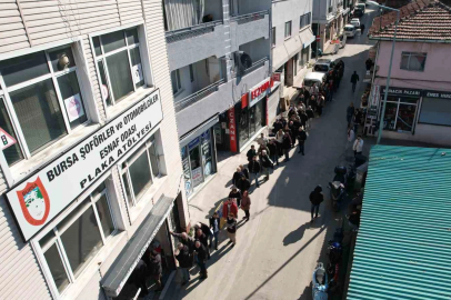 Bursa’da APP plaka izdihamı...Kuyruk sokaklara taştı