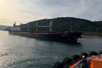 Çanakkale Boğazı’nda karaya oturan gemi için kurtarma çalışması başladı, boğaz trafiğe kapandı