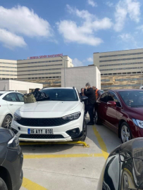 Otoparkta panik dolu anlar... Araçta kilitli kalan çocuk cam kırılarak kurtarıldı