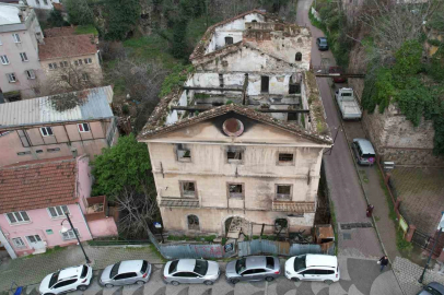 156 yıllık tarihi bina yangında zarar gördü