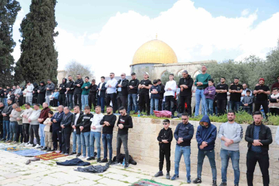 Mescid-i Aksa’da 6 hafta sonra ilk cuma namazı 100 bin kişiyle kılındı