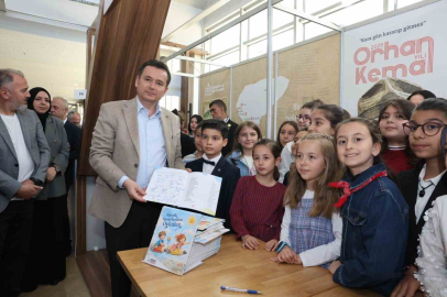 Başkan Erkan Aydın Bursa 23. Kitap Fuarı’nda çocuk yazarlarla buluştu