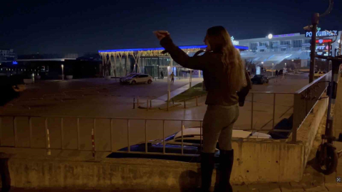 Bursa’da alkollü genç kızlar ortalığı karıştırdı, yol kenarında bekleyen sürücü ve aracına saldırdılar