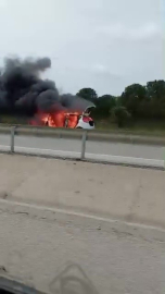 Seyir halindeki otomobil alev aldı