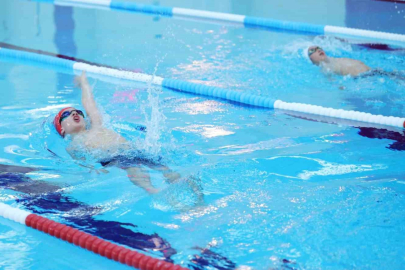 Osmangazi Yüzme Şenliği’nde kazananlar kupalarını aldı