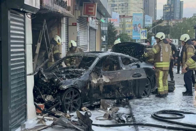 Şişli’de lüks araç dükkana girdi: 2 yaralı

