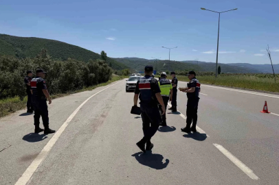 Jandarmadan durdurduğu sürücülere ceza yerine çikolata
