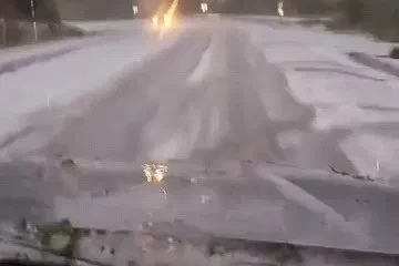 Dolu yağışı yolu beyaza bürüdü

