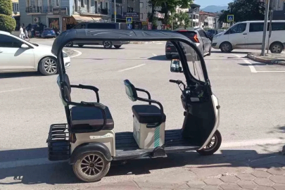 Devrilen elektrikli motosikletteki 3 kişi yaralandı
