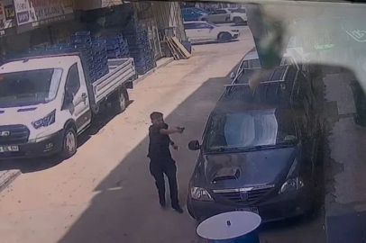 Yan bakma yüzünden silahla böyle vurdu...Olay anı hem vatandaş hem güvenlik kamerasına yansıdı
